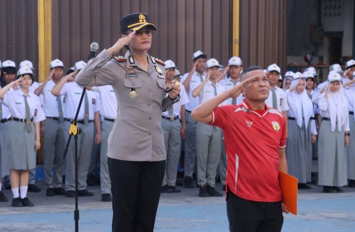 Kapolres Pematangsiantar Pembina Upacara Bendera di SMA Sultan Agung
