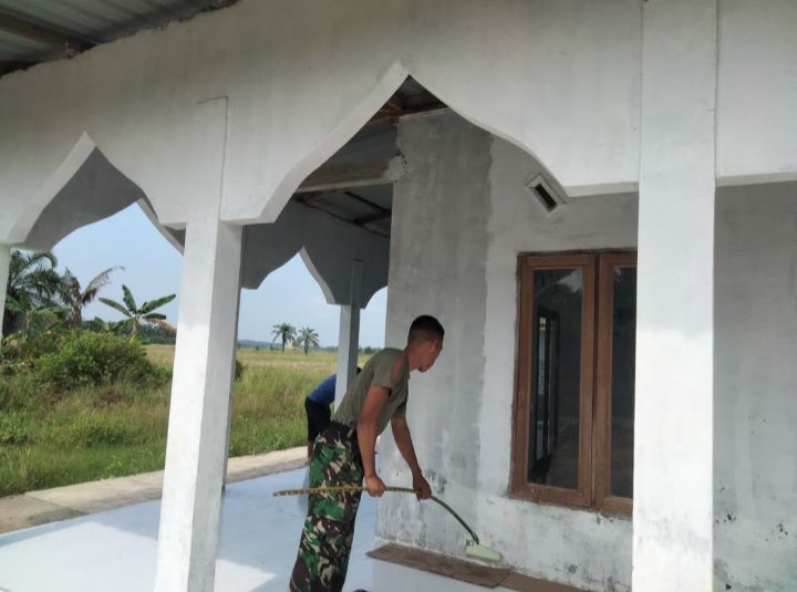 Rehab Mushola di Pasar Rawa, TNI Tingkatkan Kenyamanan Warga Beribadah