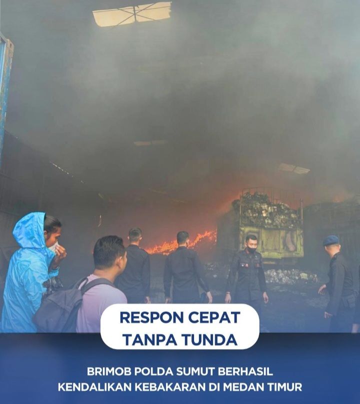 Brimob Poldasu Meluncur ke Lokasi Kebakaran di Brayan Bengkel