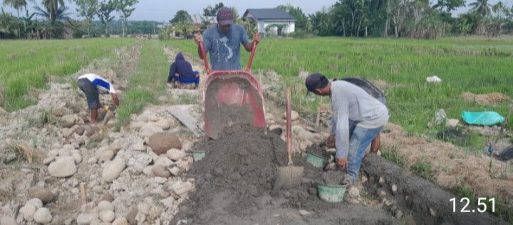 Pelebaran dan Pengerasan Jalan 1500 Meter di Rawa Badak Mendukung Aktivitas Ekonomi dan Sosial