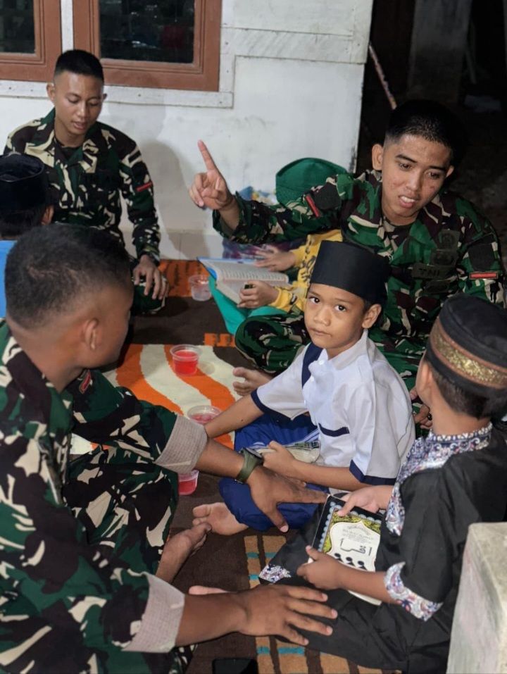Dua Prajurit Yon TP 907/DS, Membangun SDM dan Akhlak Anak-Anak Desa Melalui Pendidikan Agama