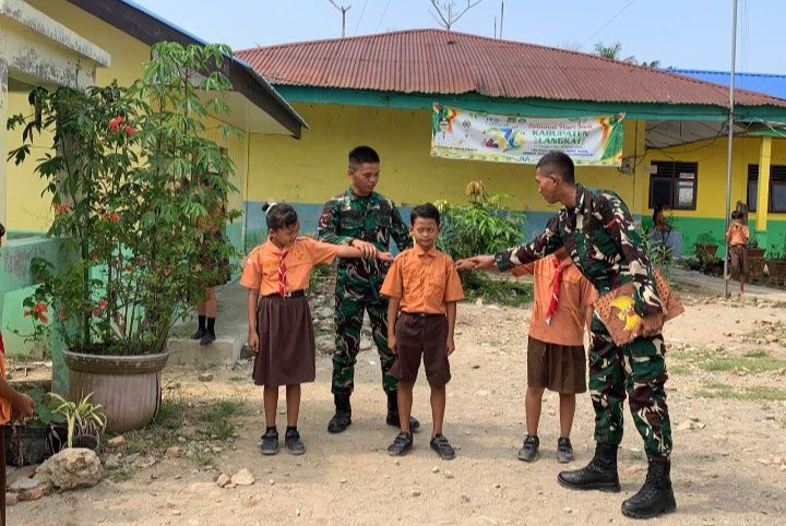 Cetak Generasi Muda Disiplin dan Berkarakter, Satgas TMMD 128 Kodim 0203/LKT Beri Pelatihan PBB