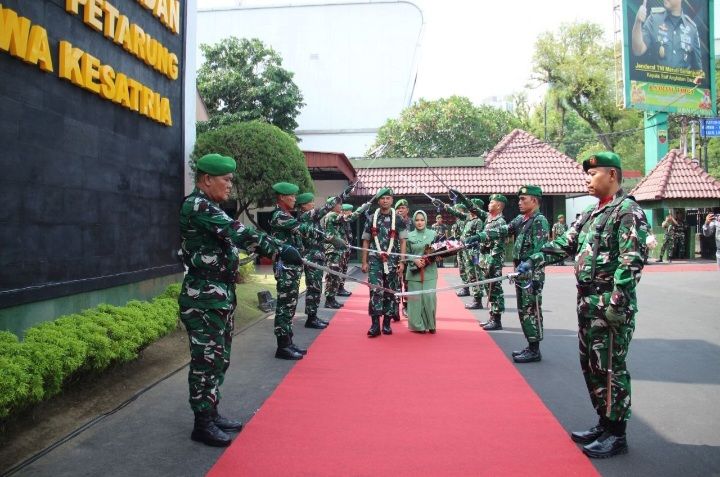 Prajurit Petarung Gelar Tradisi Korps Pedang Pora Penyambutan dan Pelepasan Komandan Kodim 0201/Medan