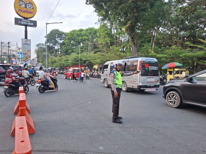 Pastikan Kamseltibcar Lancar, Ipda Horas Tambunan Sat Lantas Polres Pematangsiantar Turun ke Jalan Atur Lalu Lintas