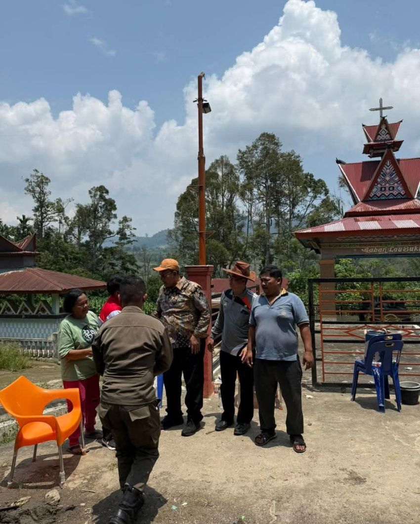Bupati Vickner Sinaga Tinjau Jalan Rusak di Dusun Parimbalang, Perbaikan Segera Direalisasikan