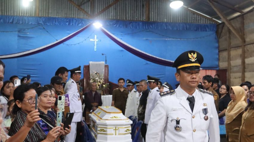Bupati Antar Kepergian Almarhum Kades Mbelang Malum Sunta Tutur Simorangkir
