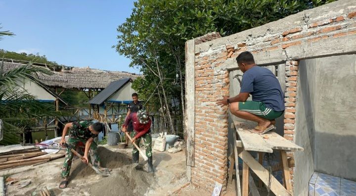 Wujudkan Sanitasi Layak dan Hidup Sehat, TNI Bersinergi Membuat MCK dan Sumur Bor di Desa Pasar Rawa