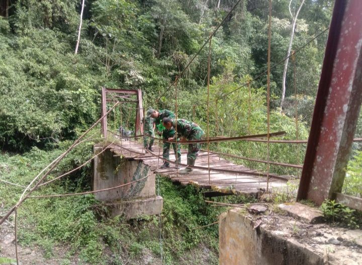 Kodim 0212/TS Bersama Masyarakat Perbaiki Jembatan Gantung di Ulu Pungkut