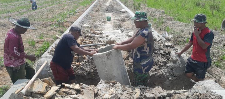 Melindungi Infrastruktur Jalan,TMMD 128 Pasar Rawa Gebang Membuat Dua Gorong-Gorong