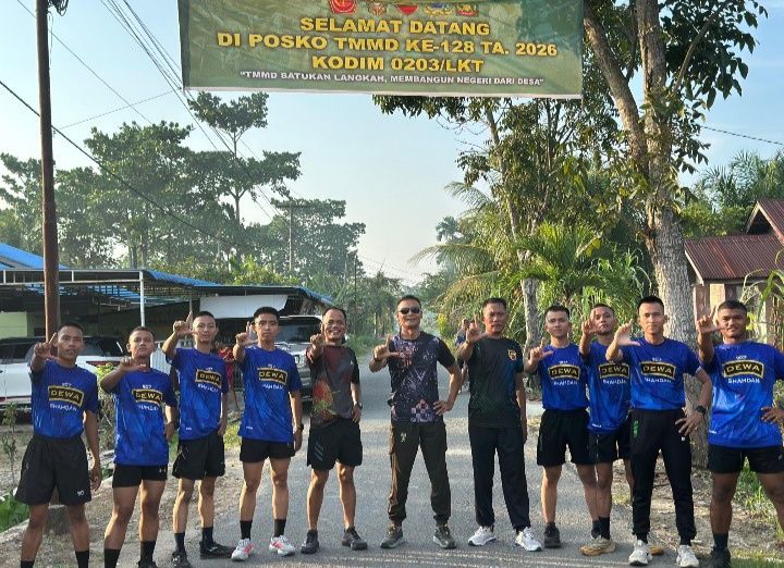 Bersama Anak-anak Desa Pasar Rawa, Satgas TMMD 128 Binsik Lari Sore