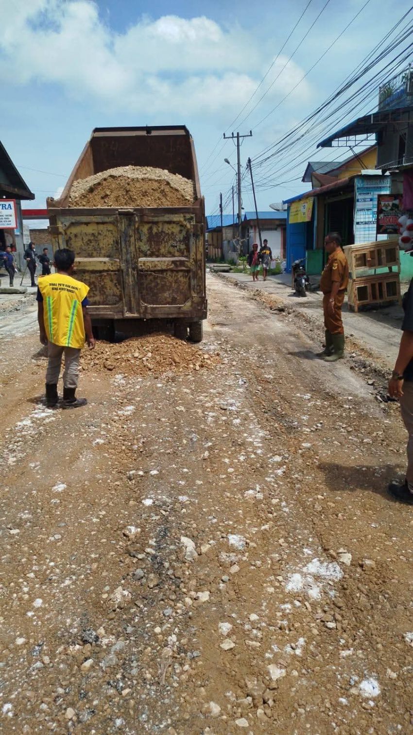 Pemerintah Kabupaten Dairi Lakukan Gotong Royong Tangani Jalan Rusak Di Ruas Jalan Pakpak Sidikalang