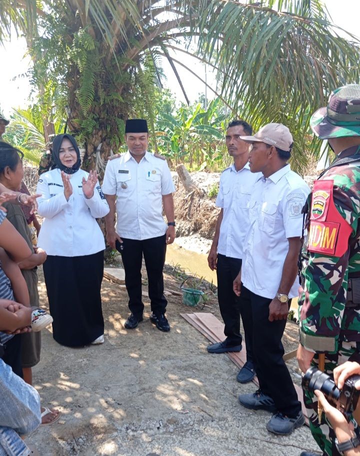 Tinjau Jembatan TMMD 128 Kodim 0203/Langkat, Wabup Bersama Letkol Inf Medwin Menyapa Warga