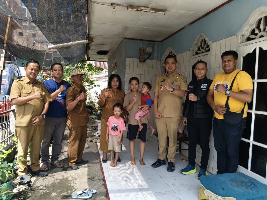 Kecamatan Medan Helvetia Didampingi Ketua LPM Arya Syahputra Bagikan SAGU KITA kepada Masyarakat