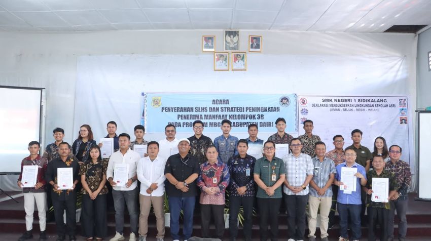 10 SPPG Kabupaten Dairi Yang Telah Memenuhi Syarat menerima Sertifikat Laik Higiene Sanitasi dari Ketua Satgas MBG Dairi