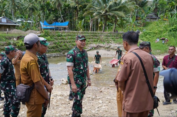 Pangdam I/BB Tinjau Pembangunan Jembatan Perintis Desa Hilihoucugala