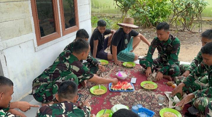 Makan Bersama di Atas Ambal, TMMD Menyatukan Prajurit dan Warga