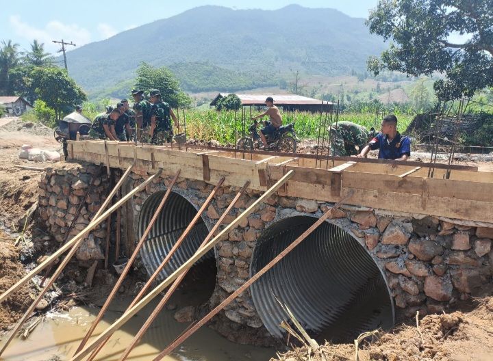 Tuntas 100 Persen, Kodim 0205/TK Bersama Yonif 904/GM dan Warga Rampungkan Jembatan Armco di Karo