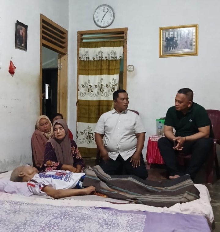 Kapolres Batu Bara Laksanakan Minggu Kasih, Berikan Dukungan Moril Kepada Orang Tua Jurnalis yang Sakit