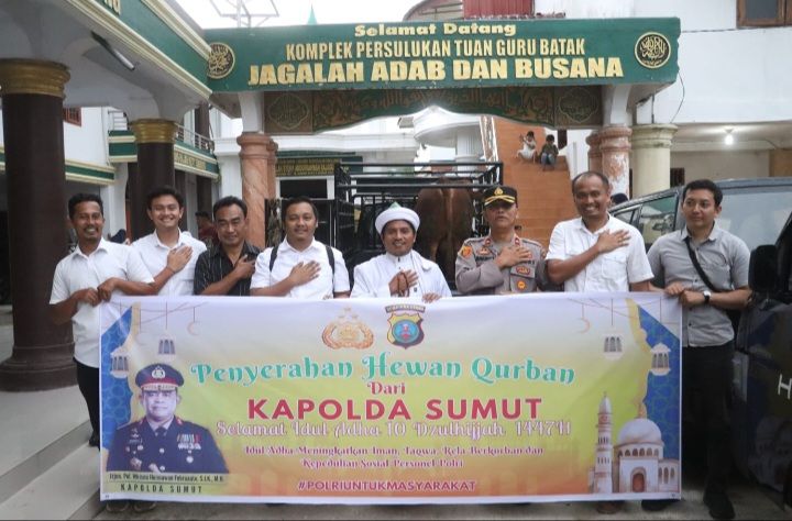 Kapoldasu Serahkan Sapi Kurban 600 Kg ke Persulukan Serambi Babussalam Simalungun, TGB: Jadikan Idul Adha Momentum Perkuat Persatuan Bangsa