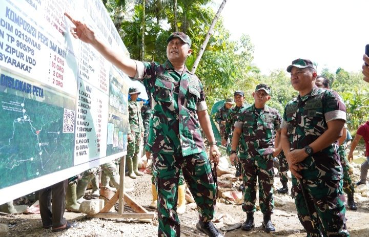 Pangdam I/BB Tinjau Pembangunan Jembatan Perintis Sungai Hou di Nias
