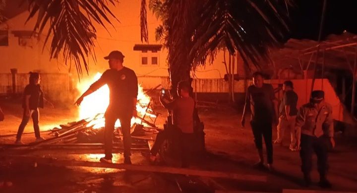 Poldasu Gerebek dan Bakar Barak Narkoba di Aek Kanopan