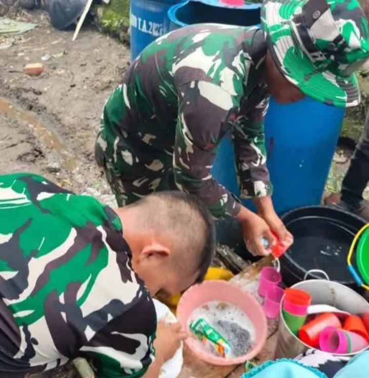 Usai Sarapan Pagi, Satgas Membantu Bersihkan Piring