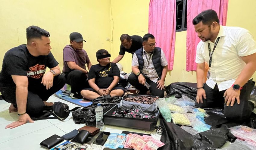 Polrestabes Medan Tangkap BD Asal Asahan di Medan Barang Bukti 10.447 Butir Pil Ekstesy.828 Vape Narkoba. Uang Rp.246 Juta. 3 Mobil serta Sepeda Motor