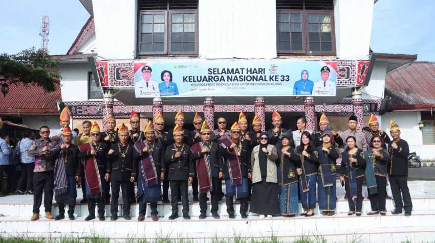Harganas ke-33 mengusung Tema &ldquo;Ayah Wajib Hadir&rdquo; Pemkab Dairi Mengadakan Upacara dengan Mengenakan Pakaian Adat Pakpak