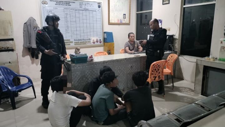 Brimob Poldasu Gagalkan Tawuran Dini Hari di Medan, Empat Pemuda dan Dua Kelewang Diamankan