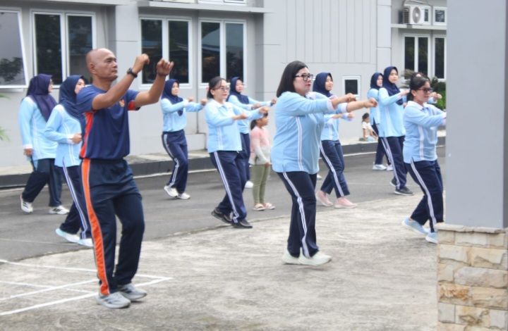 Komandan Resimen Arhanud 1 Pasgat Mengikuti Olah Raga Bersama dan Sosialisasi Kesehatan Bagi Anggota serta Keluarga Besar Resimen Arhanud 1 Pasgat