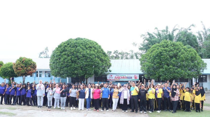 Senam kebugaran Jasmani bersama Murid SMP Negeri 2 Sidikalang, Ketua TP PKK Dairi Bagikan Tablet Tambah Darah Untuk Remaja Putri