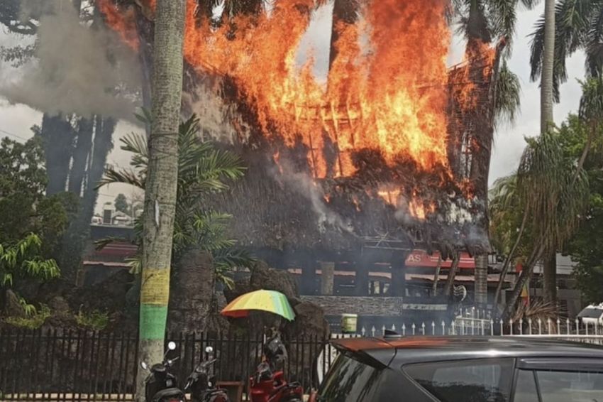 Monumen Nasional Sisingamangaraja Medan Kebakaran, Bangunan Rumah Adat Hangus