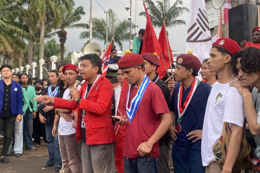 Cipayung Menggugat Melakukan Demonstrasi di DPR RI Dan Salah Satu Masa Aksi Sempat Mendapatkan Tindakan Represif Oleh Oknum Polisi