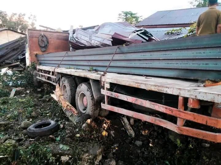 Diduga Rem Blong, Truk Muatan Besi Tabrak Beruntun dan Seruduk  Rumah Warga di Sumbul