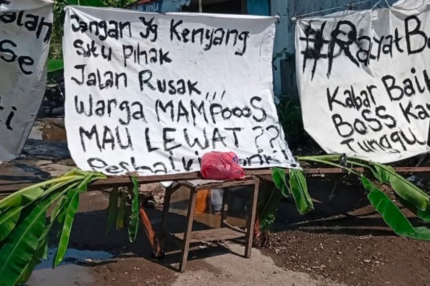 Jalan dan Drainase Rusak Bertahun-tahun, Emak-emak di Medan Tembung Blokade Akses
