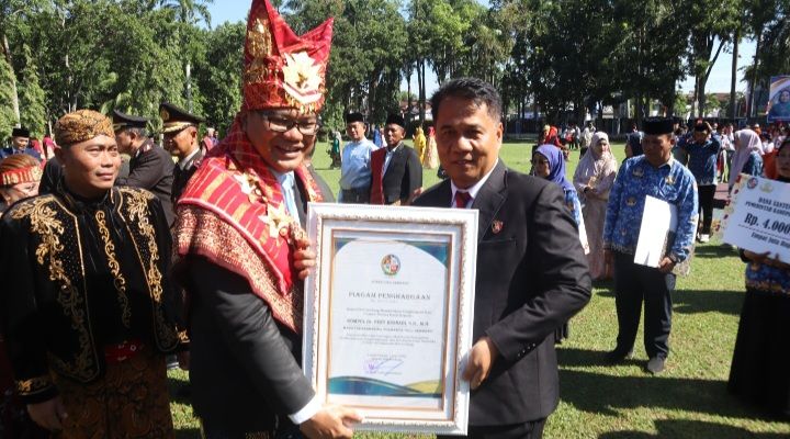 Momen HUT 80 Tahun Kabupaten Deli Serdang dan Bhayangkara, Bupati Hadiahkan Fery Kusnadi Penghargaan