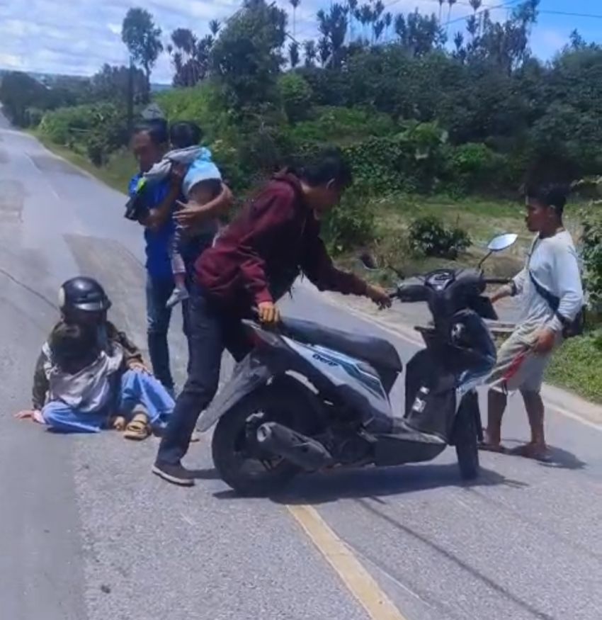 Proyek Tanpa Rambu mengancam Keselamatan Pengguna Jalan, Ibu dan 2 Balita jadi Korban Proyek di Parbuluan