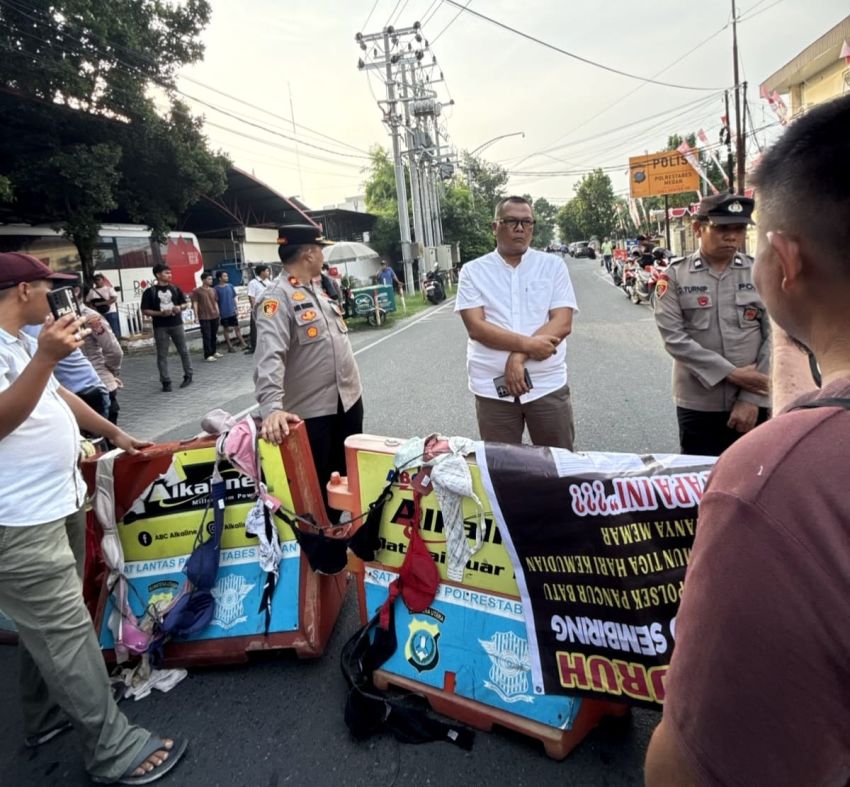 Puluhan Bra Berkibar di Depan Polrestabes Medan, Massa Desak Kapolrestabes Dicopot: "Besok Kami Datang Tanpa Busana Jika Janji Tak Ditepati"