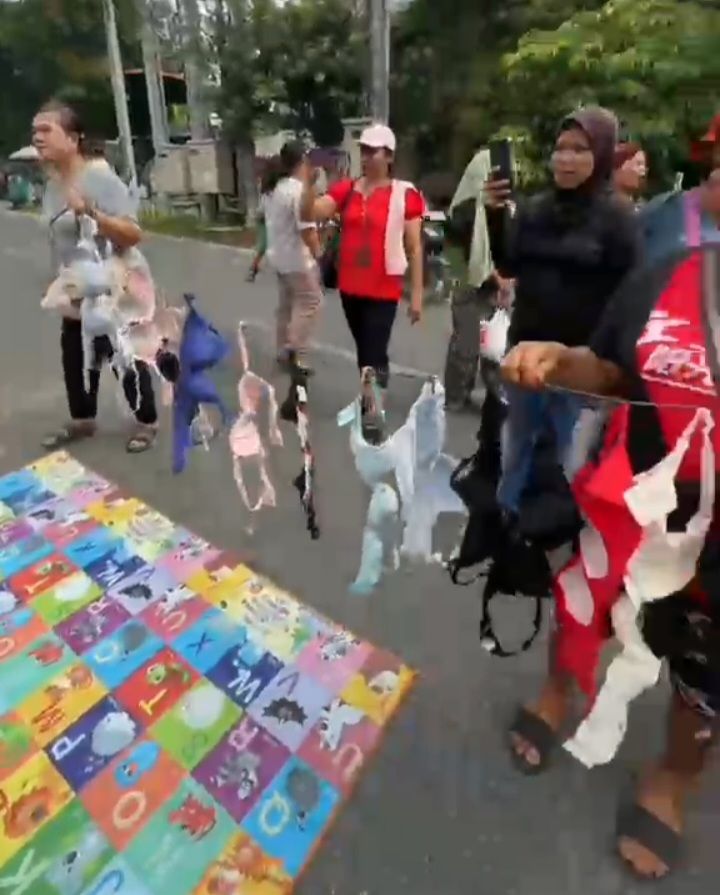 Puluhan 'BH' Berkibar di Depan Polrestabes Medan, Massa Desak Komitmen Kapolrestabes Medan JCS: 'Besok Akan Datang Telanjang Jika Janji Tak Ditepati'