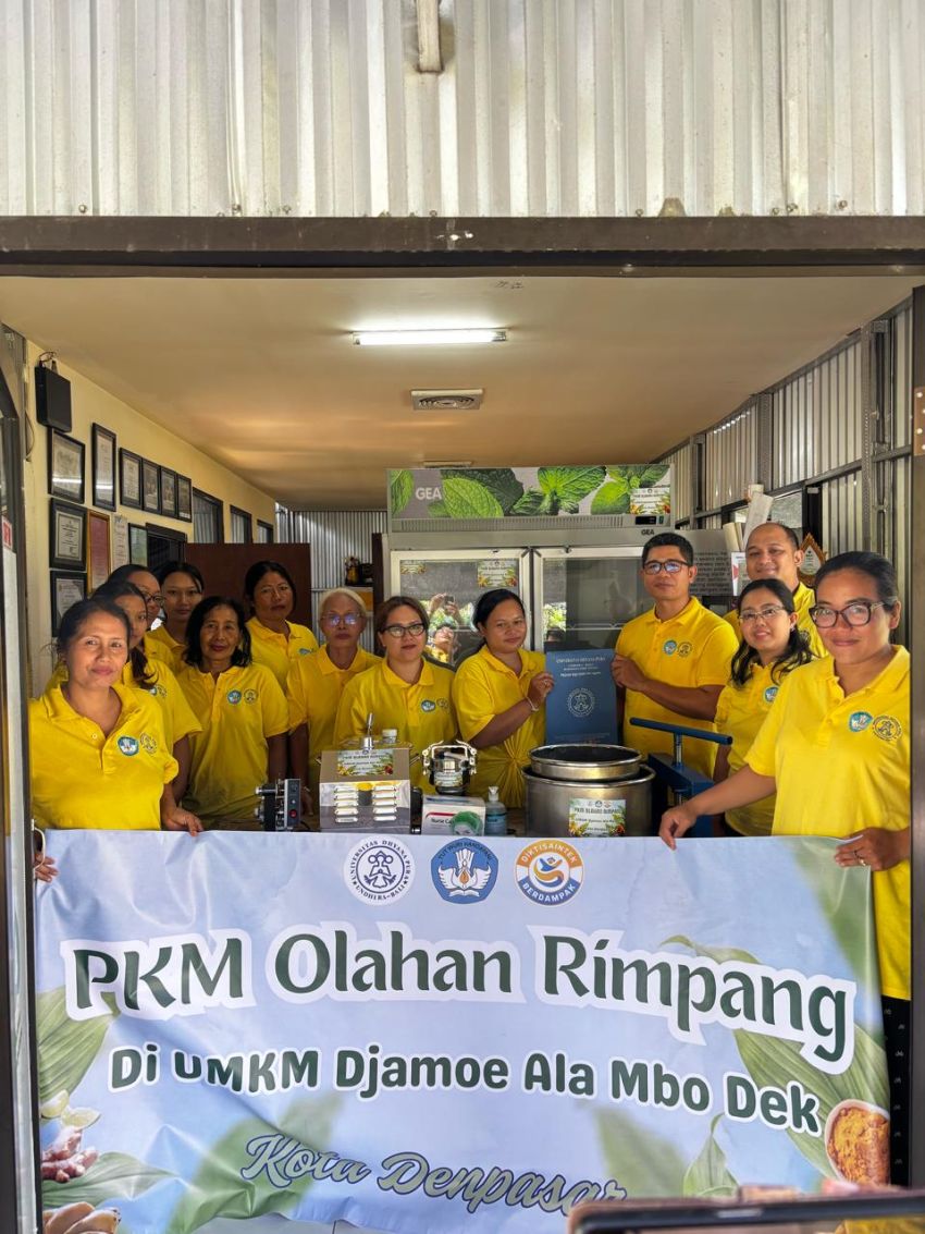 Tim PKM Universitas Dhyana Pura Tingkatkan Efisiensi Produksi Jamu UMKM Djamoe Ala Mbo Dek dengan Teknologi Tepat Guna