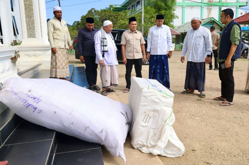 Wagub Aceh Serahkan Bantuan Perlengkapan Ibadah Saat Kunjungi Dayah Abu Paya Pasi