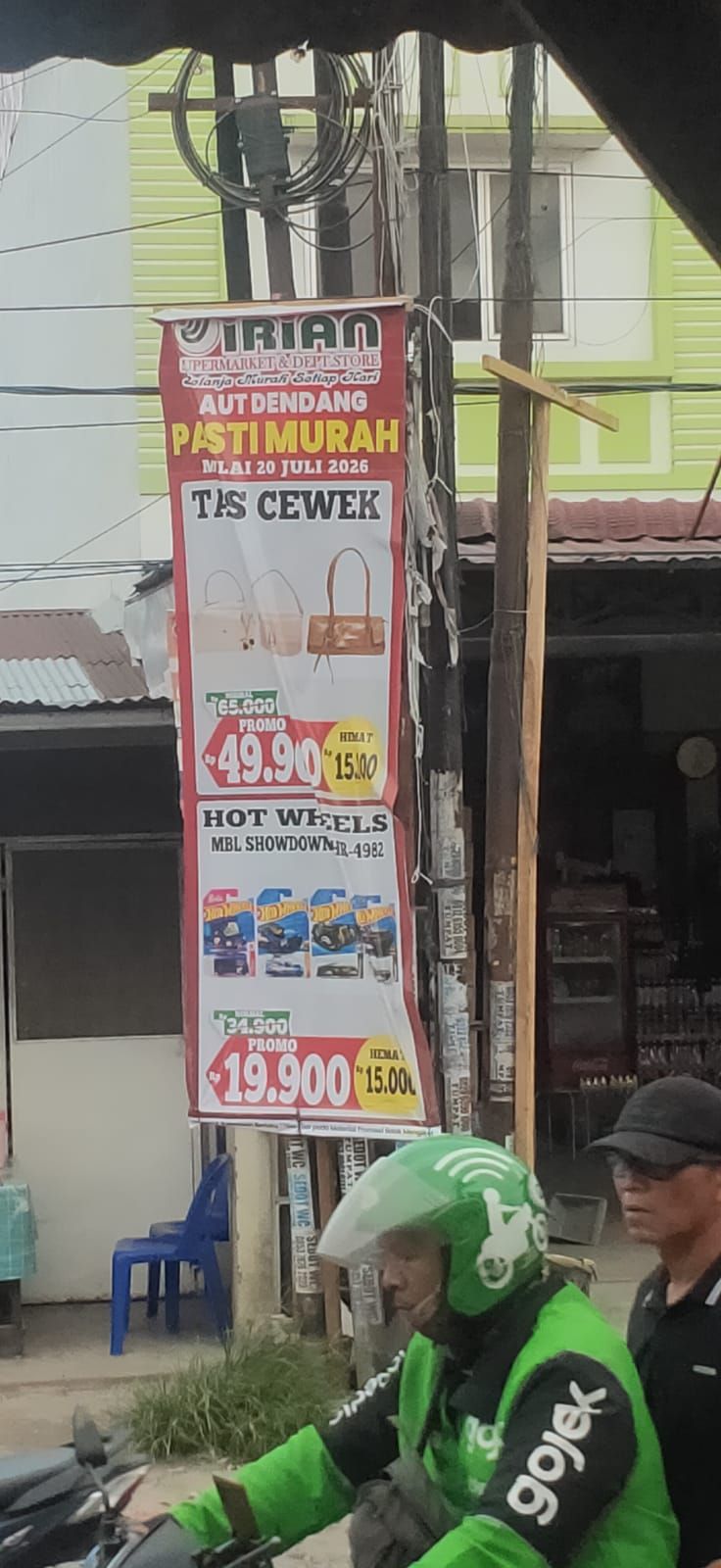 Warga Desa Laut Dendang Resah, Minta Pemkab Deliserdang Tertibkan Iklan Irian Supermarket