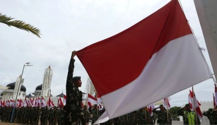 Aksi Heroik TNI Kibarkan Kembali Merah Putih di Masjid Raya Baiturrahman Usai Insiden Kericuhan