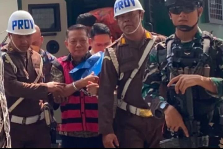 Febrie Adriansyah Tiba di Kejagung: Kenakan Rompi Pink, Tangan Diborgol, Bawa Map Biru