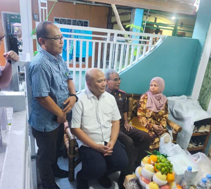 Peduli Insan Pers, Kepala Kejaksaan Tinggi Sumatera Utara Muhibuddin, S.H., M.H, Jenguk Wartawan Yang Sedang Sakit
