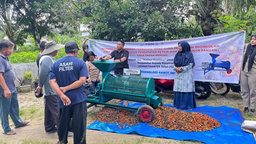 Ini Reaksi Petani Sawit Sergai Melihat BrondoClean Persembahan Tim PKM ITSI Medan