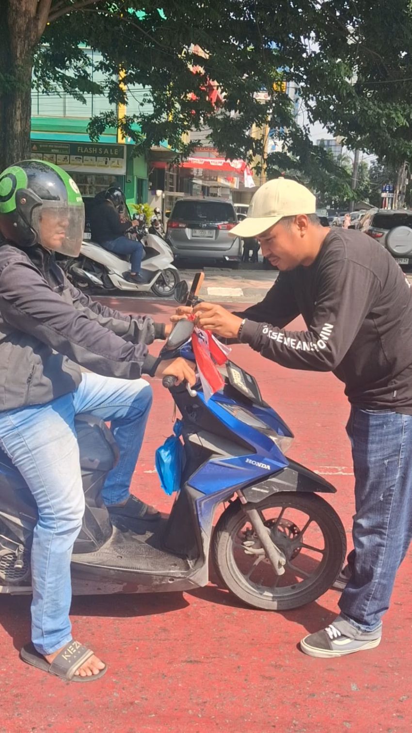 Kelompok Motor Insieme Bagi-Bagi Bendera Merah Putih Jelang HUT ke-81 RI
