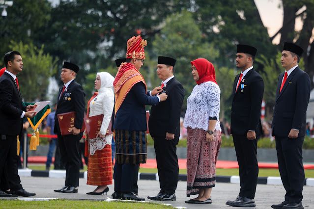 Wali Kota Medan Rico Waas Serahkan Satyalancana Karya Satya kepada Kadis Kominfo Arrahmaan Pane di Momen HUT ke-81 RI