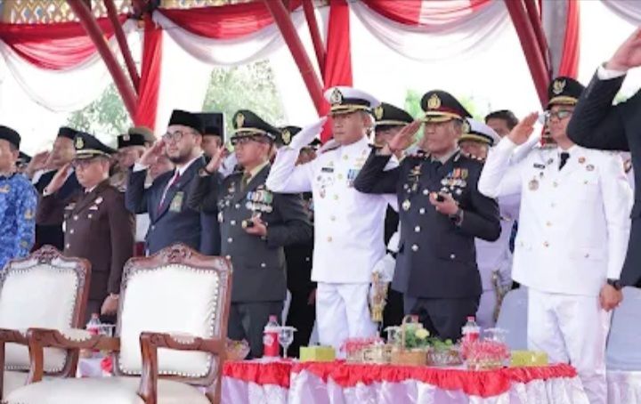 Dandim 0208/Asahan Hadiri Upacara Parade Senja dan Penurunan Bendera HUT ke-81 RI di Tanjung Balai