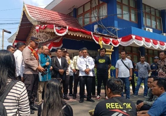 10 Jam Kepung Kantor LLDikti, Mahasiswa Universitas Darma Agung Tuntut Difasilitasi Pindah ke Kampus Lain